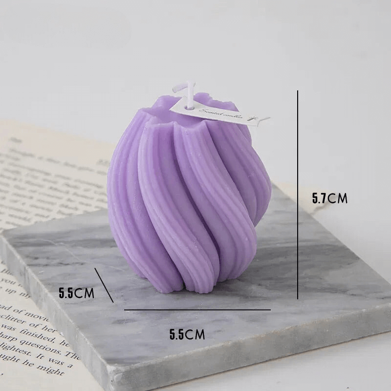 Bougie parfumée en tourbillon violette, cire de soja 100%, design contemporain, mesures 5.5 x 5.5 x 5.7 cm, décoration élégante