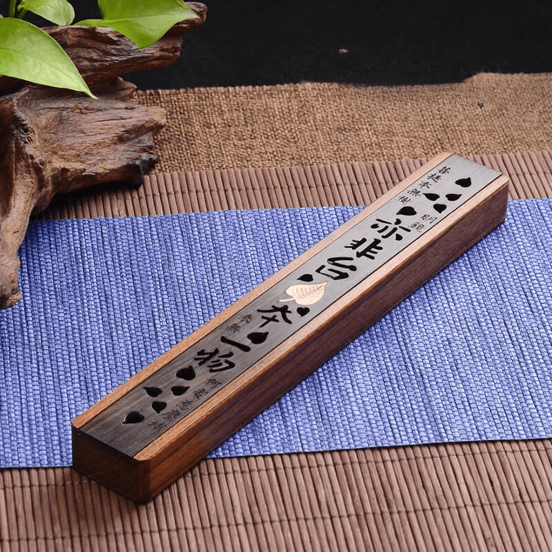 Sculpted ebony and boxwood incense holder with Asian design, adding a zen and elegant touch to your interior space.