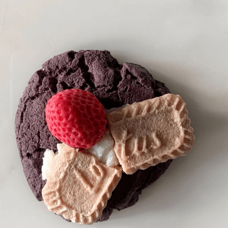 Bougie parfumée cookie en cire de soja avec faux biscuits et fraise dessus