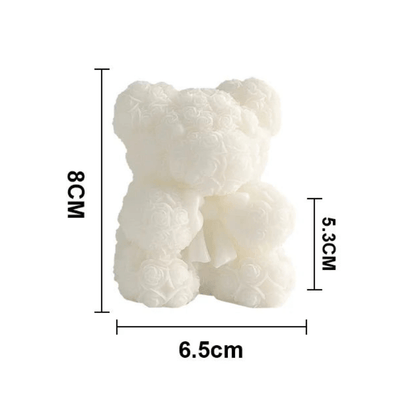 Bougie en forme d'ours en peluche fabriquée à la main en cire de soja, mesurant 8 cm de hauteur, 6.5 cm de largeur, et 5.3 cm de profondeur.