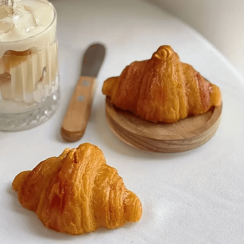 Bougie parfumée en forme de croissant ajoutant une touche d'élégance artistique à la décoration intérieure.