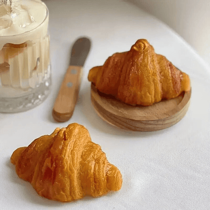 Bougie parfumée en forme de croissant ajoutant une touche d'élégance artistique à la décoration intérieure.