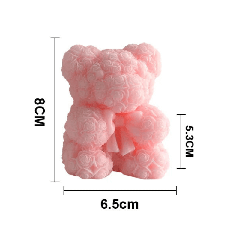 Bougie aromathérapie en forme d'ours en peluche rose, décorée de roses. Dimensions: 8 cm de haut, 6.5 cm de large, 5.3 cm de profondeur