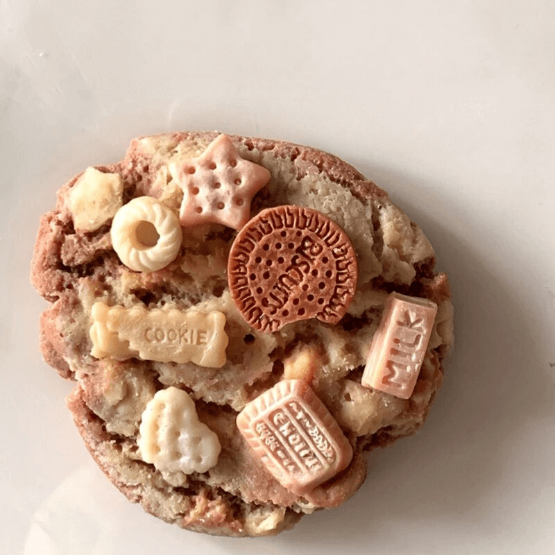 Bougie parfumée en forme de cookie réaliste avec des décorations de biscuits, fabriquée en cire de soja.