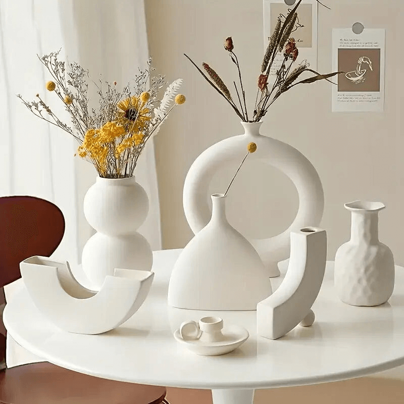 Vase design en céramique blanche