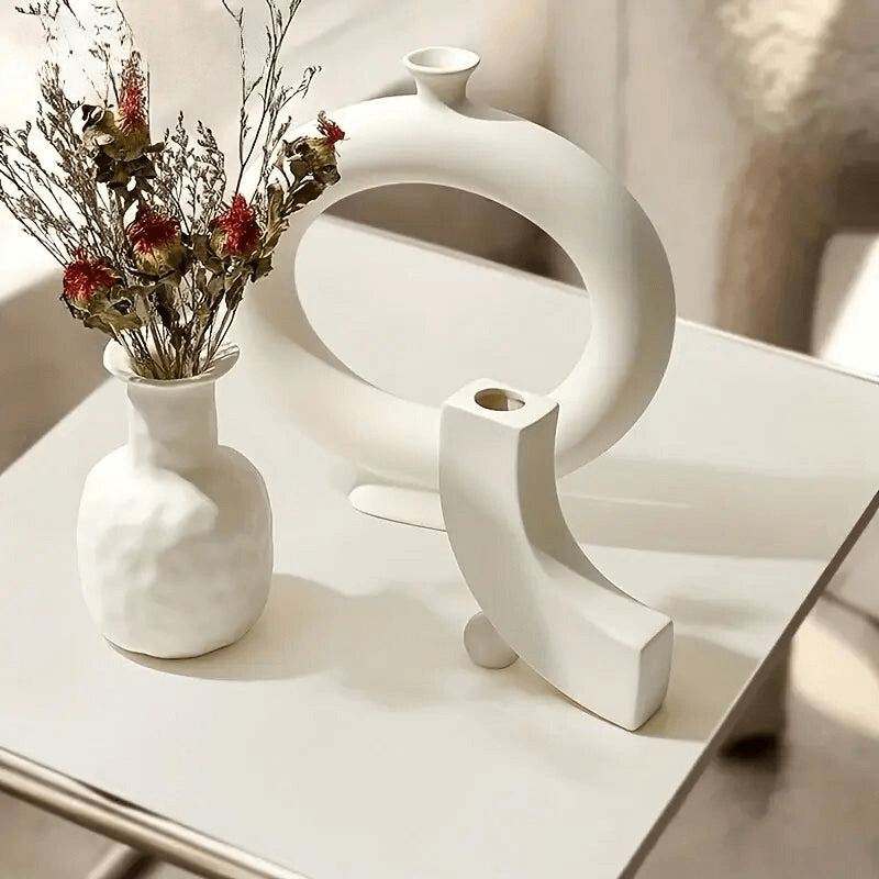 Vase design en céramique blanche