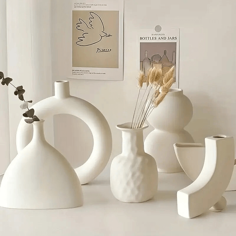 Vase design en céramique blanche