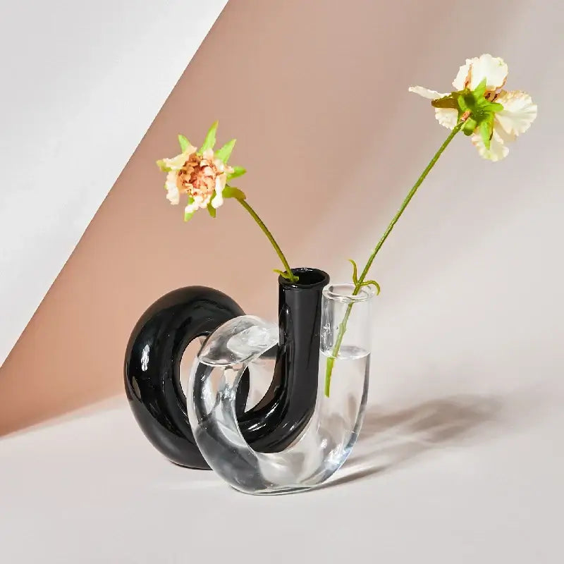 Vase en verre vintage noir et transparent avec des fleurs, parfait pour la décoration intérieure et les bougies torsadées.