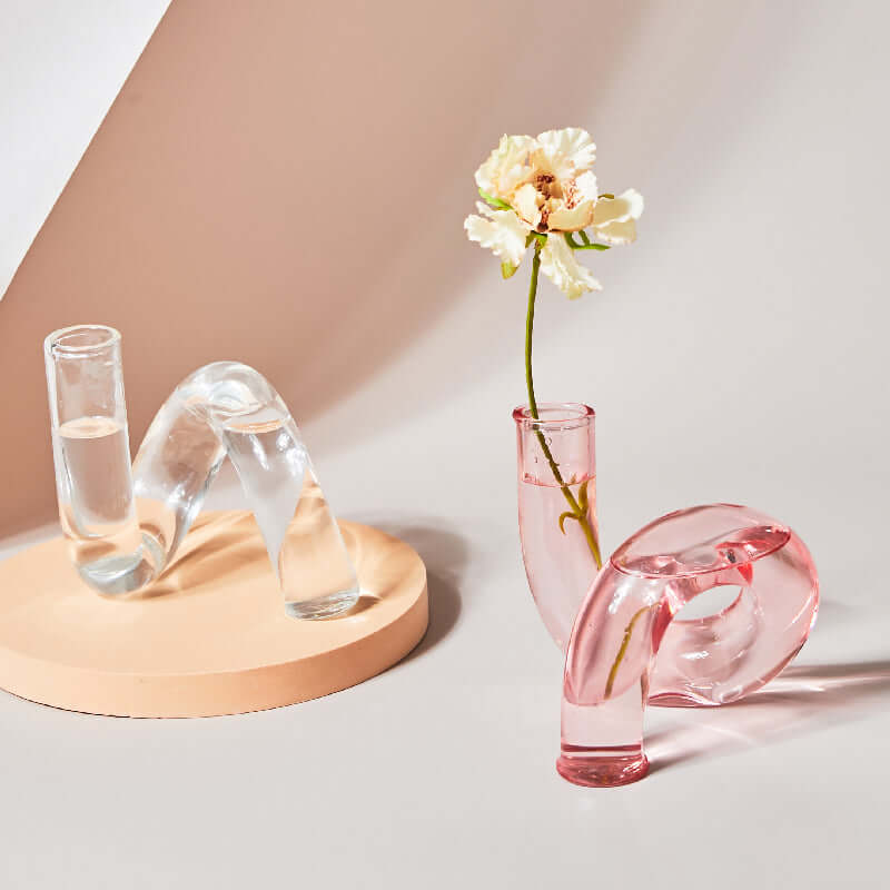 Vase en verre vintage courbé avec une fleur blanche, idéal pour la décoration intérieure, fabriqué en verre borosilicaté.