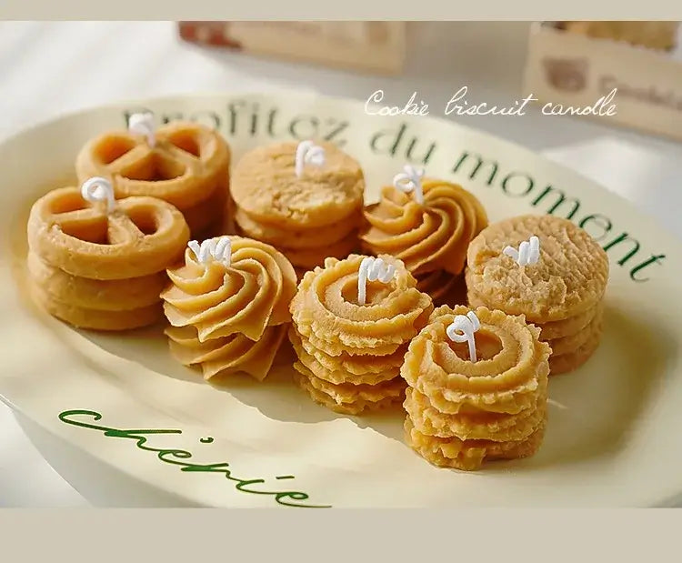 Bougie parfumée en forme de biscuit sur une assiette, décoration originale et gourmande.