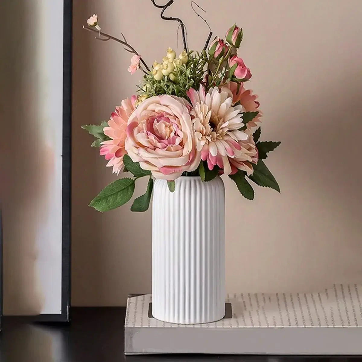 Vase en plastique effet céramique rayé avec fleurs, ajoutant une touche d'élégance à la décoration intérieure.