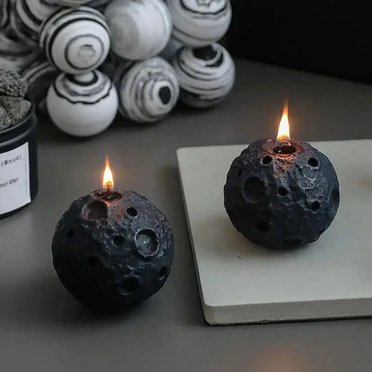 Bougie parfumée géométrique en forme de météorite allumée, idéale pour décoration intérieure moderne et ambiance apaisante.