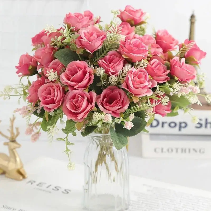 Bouquet de roses en soie roses dans un vase en verre, parfait pour la décoration intérieure et les mariages.