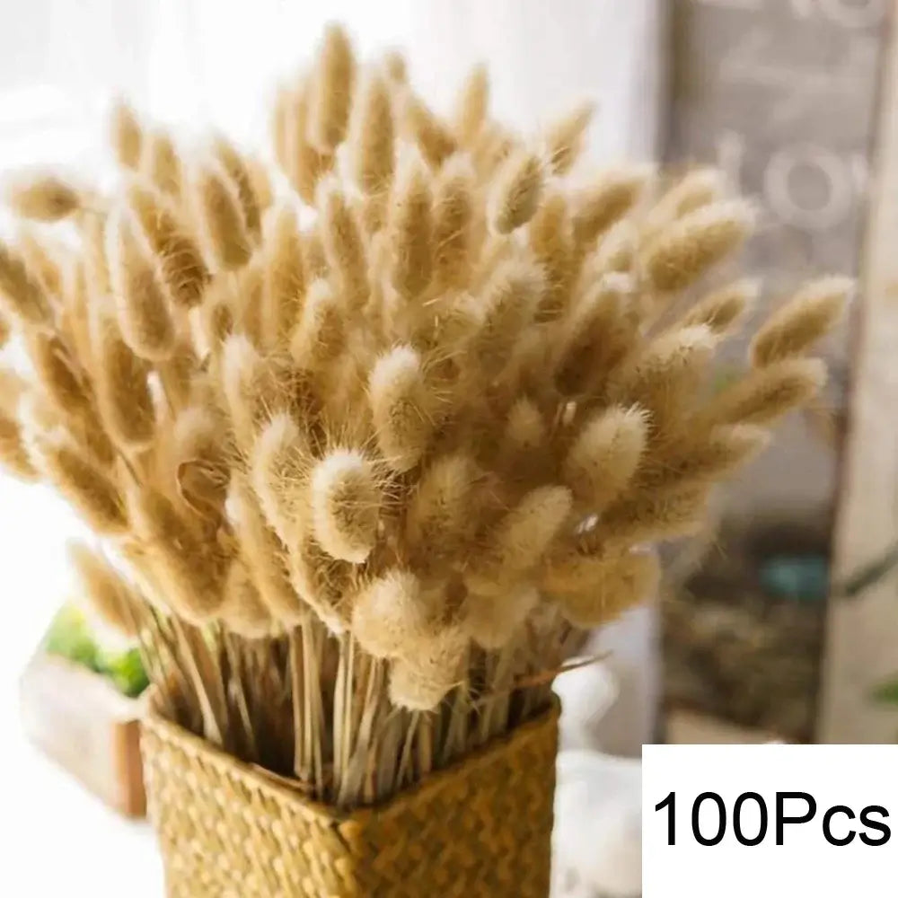 Bouquet de pampas séchées naturelles 100 pièces dans un vase tissé, décoration idéale pour intérieur élégant et raffiné.