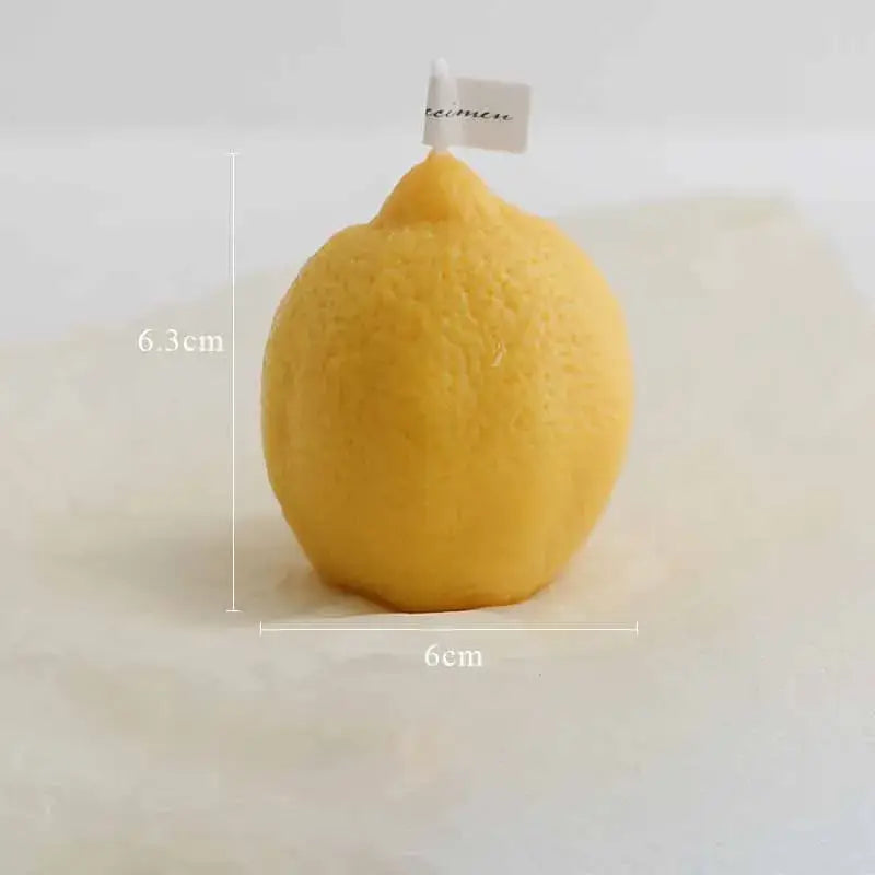 Bougie parfumée citron en forme de citron, faite à la main avec de la cire de soja, mesurant 6,3 cm de hauteur et 6 cm de largeur.