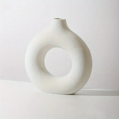 Vase donut en céramique blanche au design épuré, parfait pour les compositions florales ou la décoration moderne intérieure.