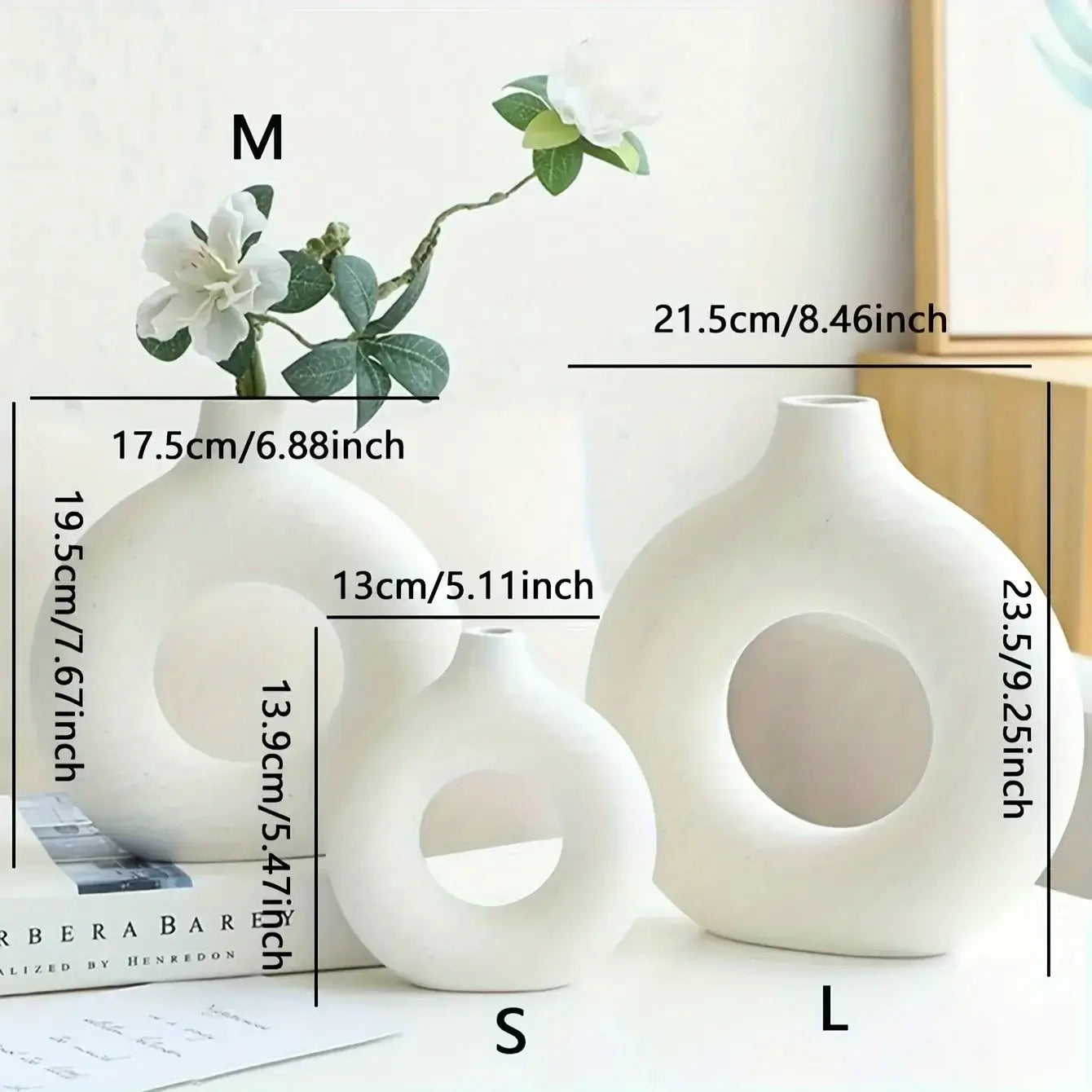 Vase en céramique en forme de donut taille S, M et L - élégance minimaliste pour décoration intérieure - blanc avec une fleur blanche.