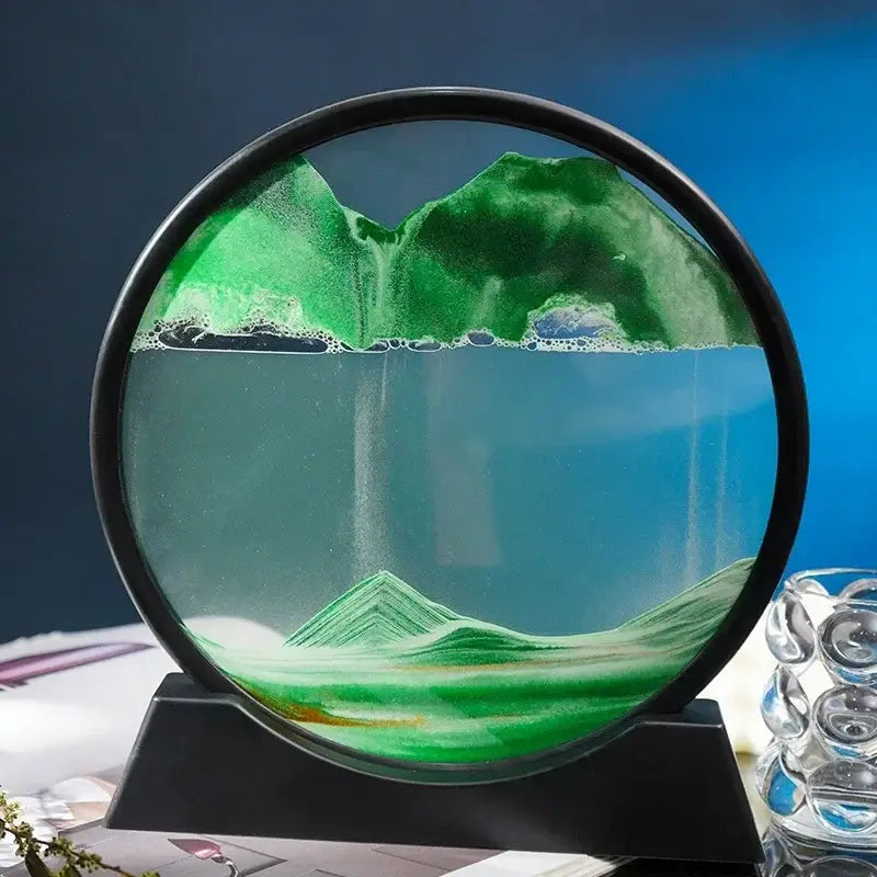 Sablier décoratif circulaire en verre avec sable vert sur fond bleu, ajoutant une touche d'élégance et de nostalgie à la décoration intérieure