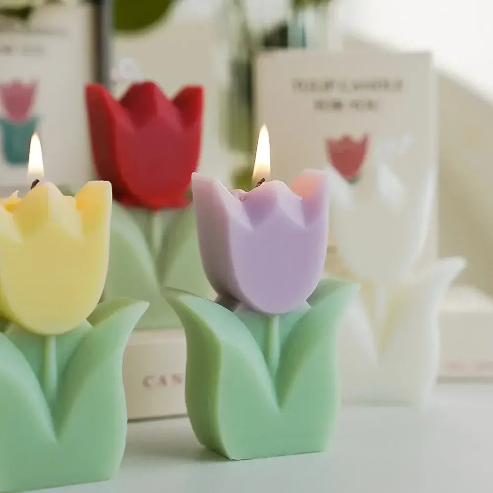 Bougies parfumées en forme de tulipe de différentes couleurs, fabriquées en cire de soja, idéales pour la décoration intérieure et les événements spéciaux.