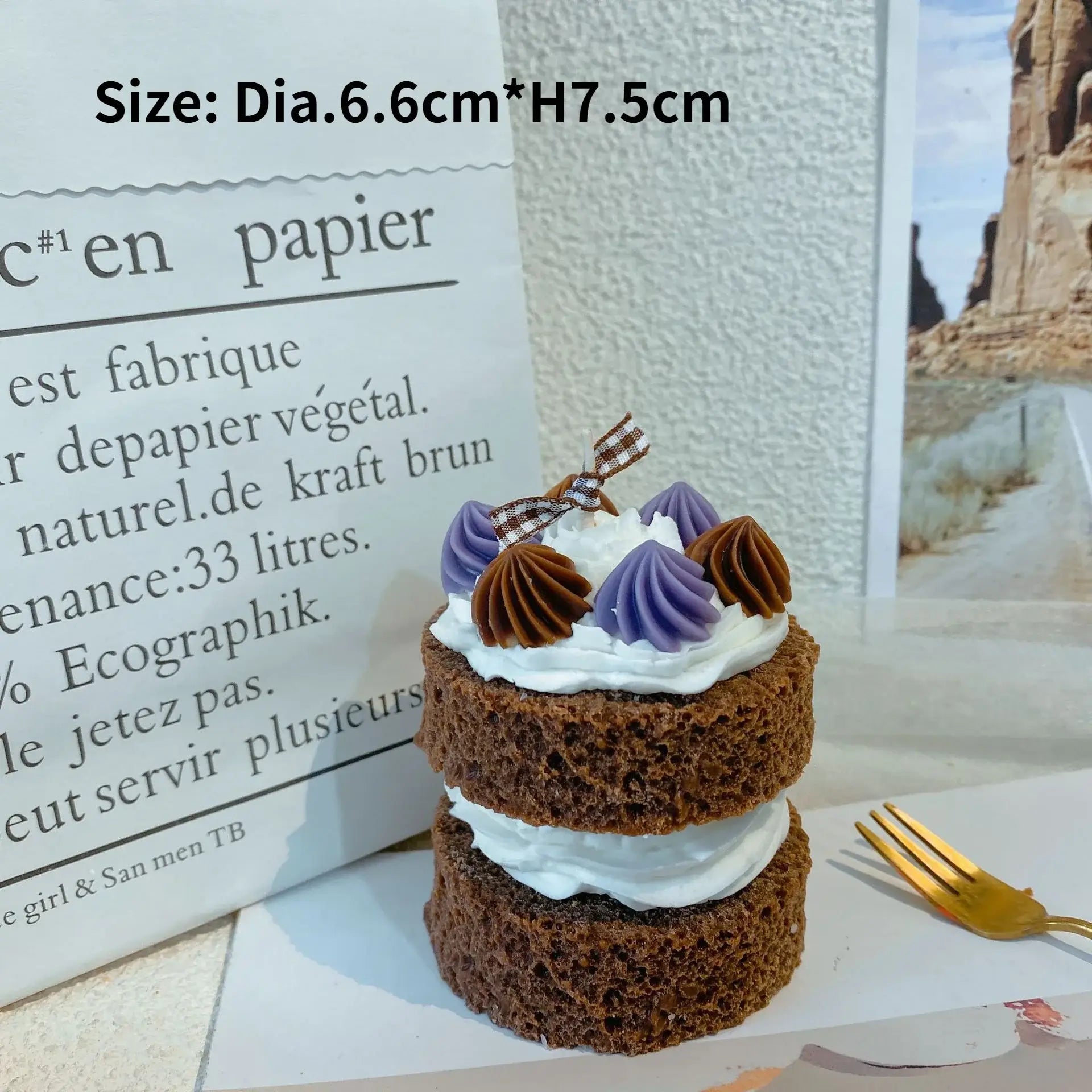 Bougie parfumée en forme de gâteau – Bougie artisanale, design original avec crème fouettée et garniture violette, dimensions Dia. 6.6cm x H7.5cm