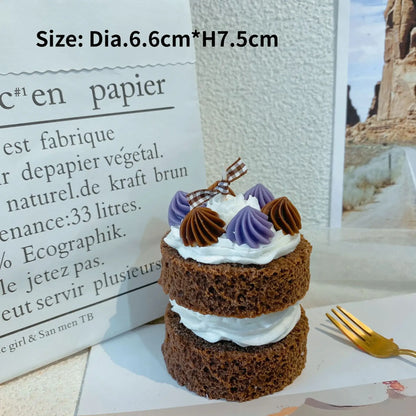 Bougie parfumée en forme de gâteau – Bougie artisanale, design original avec crème fouettée et garniture violette, dimensions Dia. 6.6cm x H7.5cm