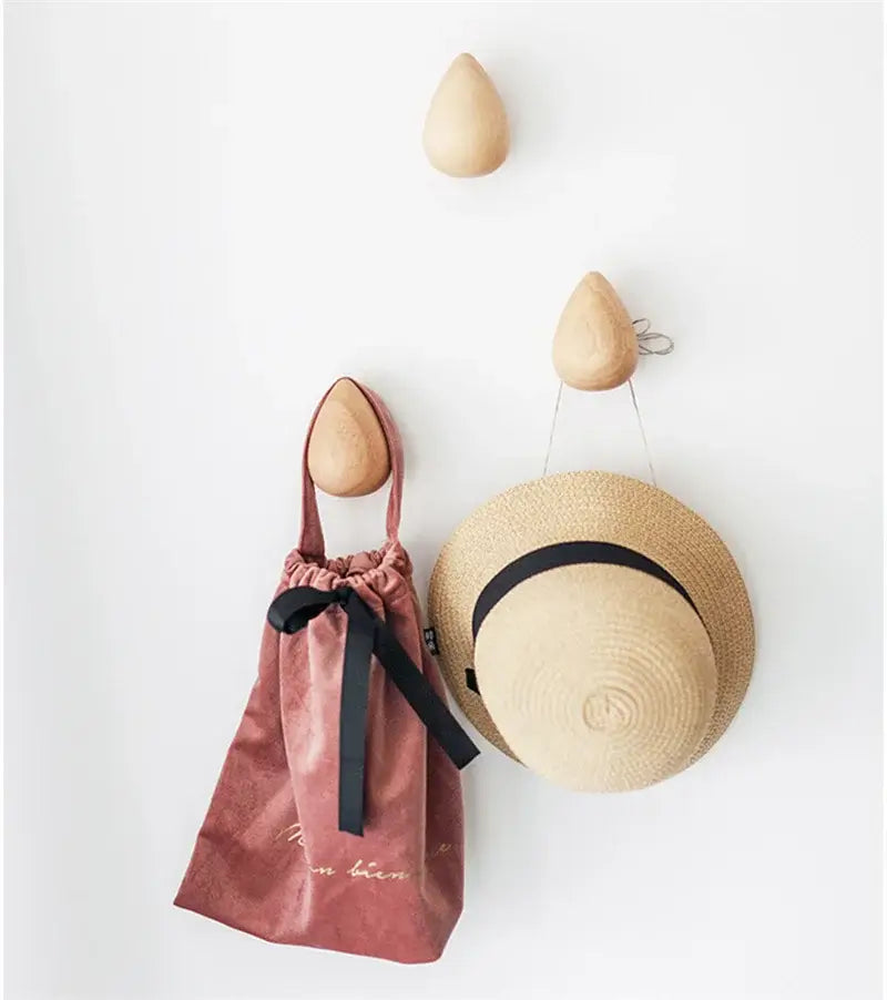 Crochet de porte en bois de hêtre en forme de goutte d'eau, porte-sac rose et chapeau de paille, décoration murale élégante et naturelle