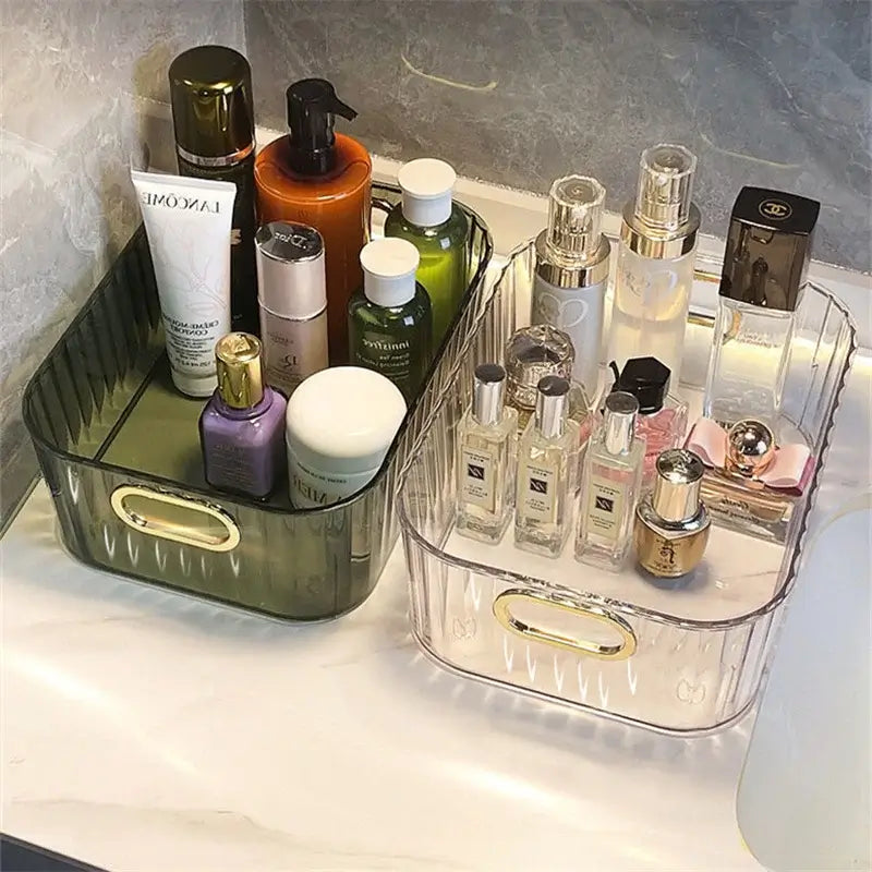 Boîte de rangement texturée transparente et verte avec produits cosmétiques et bouteilles, idéale pour organiser votre espace de manière élégante.