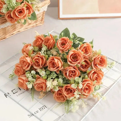 Bouquet de roses en soie orange pour décoration intérieure et mariages, d'environ 30 cm, offrant un aspect réaliste et durable.