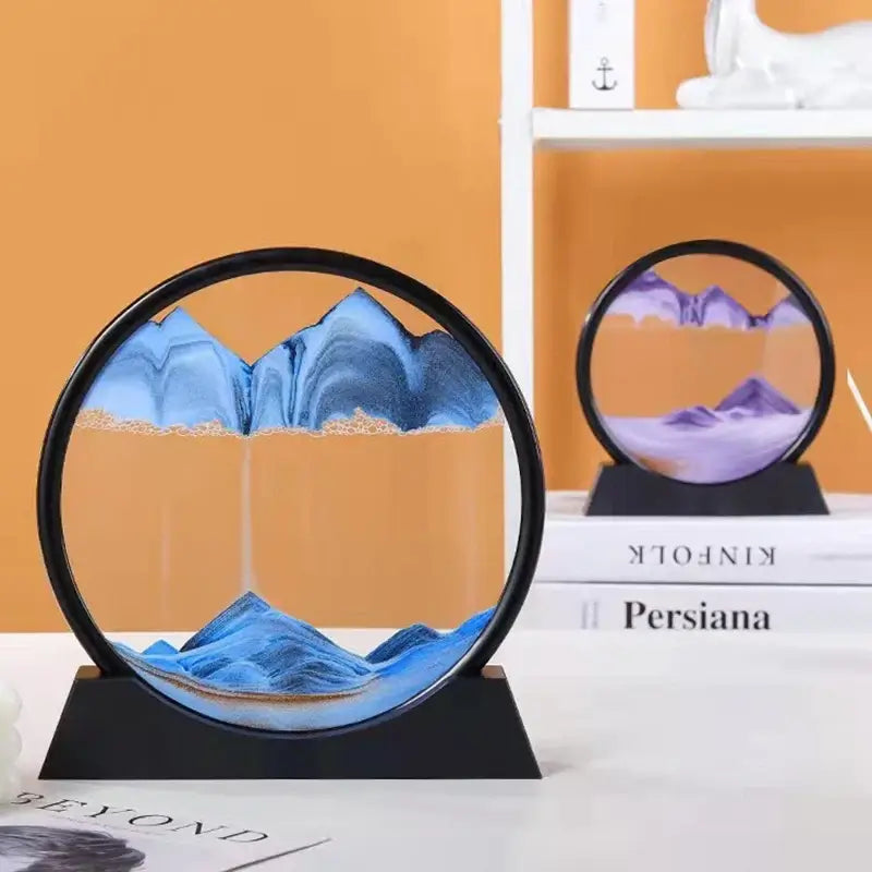 Sablier décoratif circulaire en verre de haute qualité avec design rétro et nostalgique, présenté sur une table contre un fond orange.