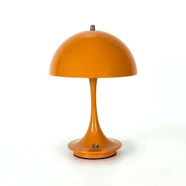 Lampe de table LED moderne orange avec design épuré et abat-jour en forme de dôme sur fond blanc.