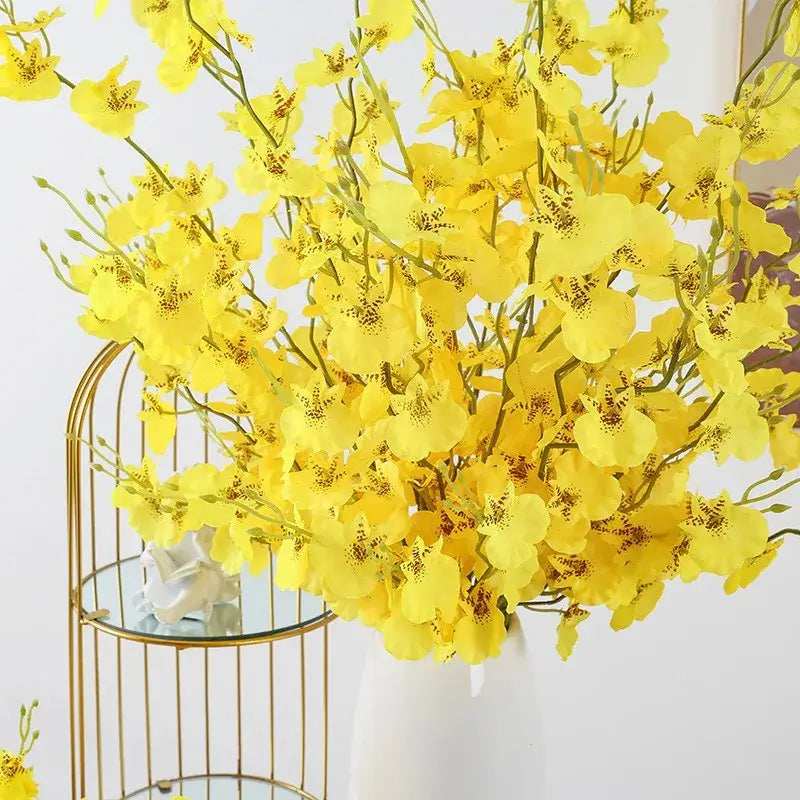 Bouquet de fleurs d'orchidée jaune élégant dans un vase blanc pour décoration intérieure ou événement. Parfait pour maison, fête, mariage.