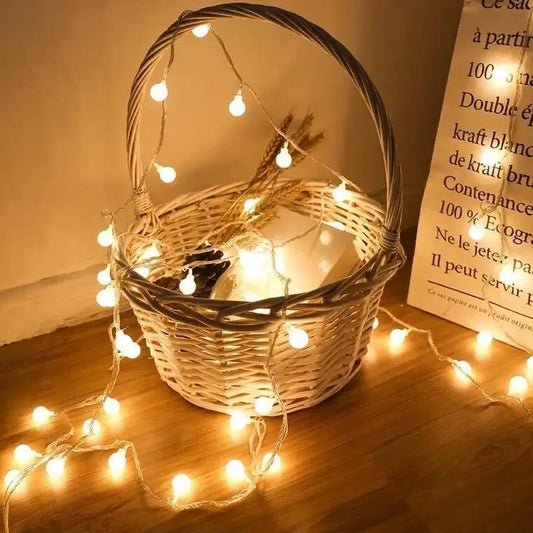 Guirlande de boules lumineuses LED autour d'un panier en osier pour une décoration élégante et chaleureuse