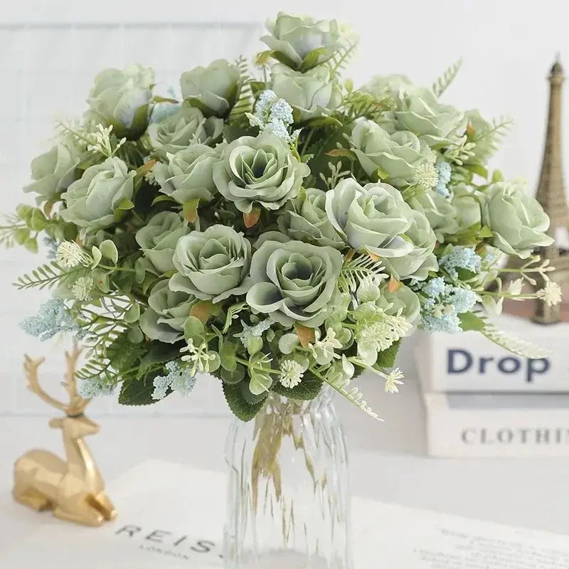 Bouquet de roses en soie vertes avec vase en verre sur une table, idéal pour la décoration de maison ou les événements spéciaux.