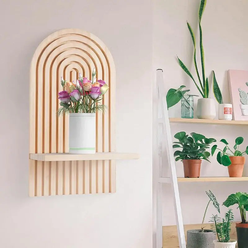 Etagère murale en bois de pin bohème avec fleurs, idéale pour la décoration intérieure et l'organisation des espaces, style naturel et créatif.