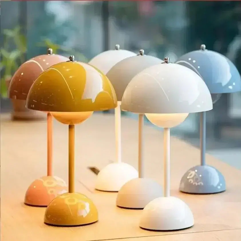 Design champignon lampe de table LED rechargeable en différentes couleurs, idéale pour un éclairage moderne et ajustable d'intérieur.