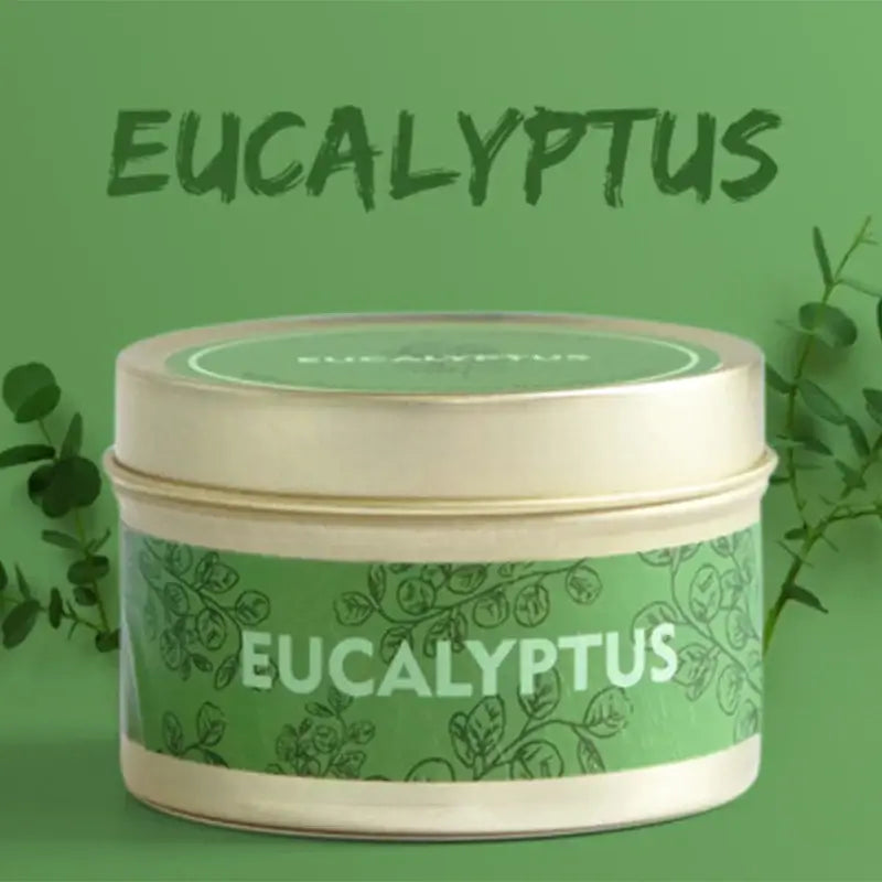 Bougie parfumée en pot avec étiquette eucalyptus, décorée de motifs de feuilles vertes, idéale pour la décoration et le bien-être.