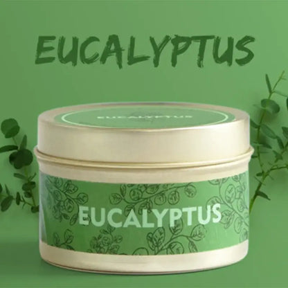 Bougie parfumée en pot avec étiquette eucalyptus, décorée de motifs de feuilles vertes, idéale pour la décoration et le bien-être.