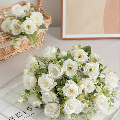 Bouquet de roses en soie blanche pour mariage et décoration intérieure, sur une table avec un panier en arrière-plan.