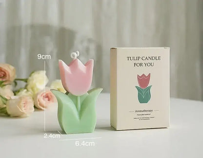 Bougie parfumée en forme de tulipe avec dimensions 6.4 x 2.4 x 9 cm, vendue dans une jolie boîte, idéale pour la décoration intérieure.