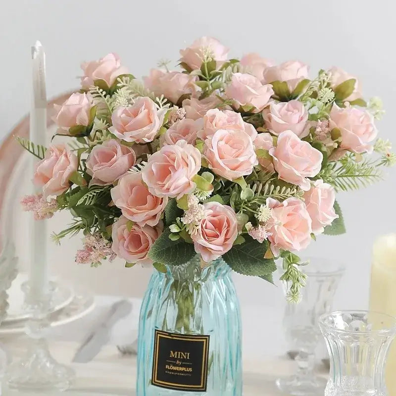 Bouquet de roses en soie dans un vase bleu, décoration élégante pour mariages et intérieurs. Roses artificielles réalistes et durables.