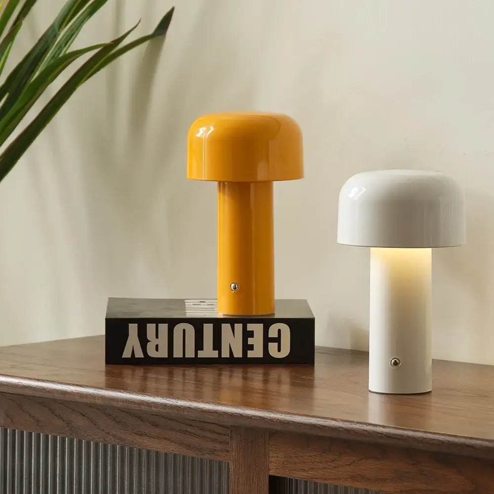 Lampe de table LED mini champignon jaune et blanche moderne sur une table en bois avec livre décoratif.