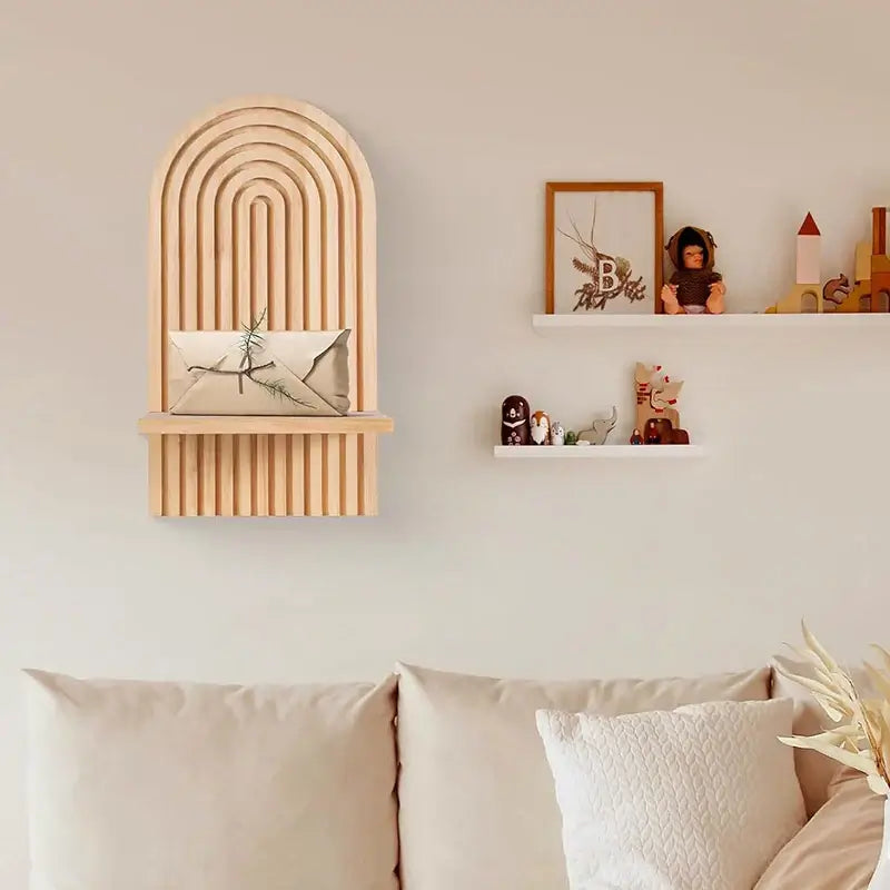 Présentoir mural bohème en bois de pin avec coussin décoratif sur fond de salon moderne