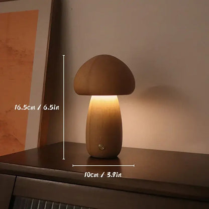 Lampe de table champignon en bois émettant une lumière douce, dimensions 16,5 cm de hauteur et 10 cm de largeur posée sur une table