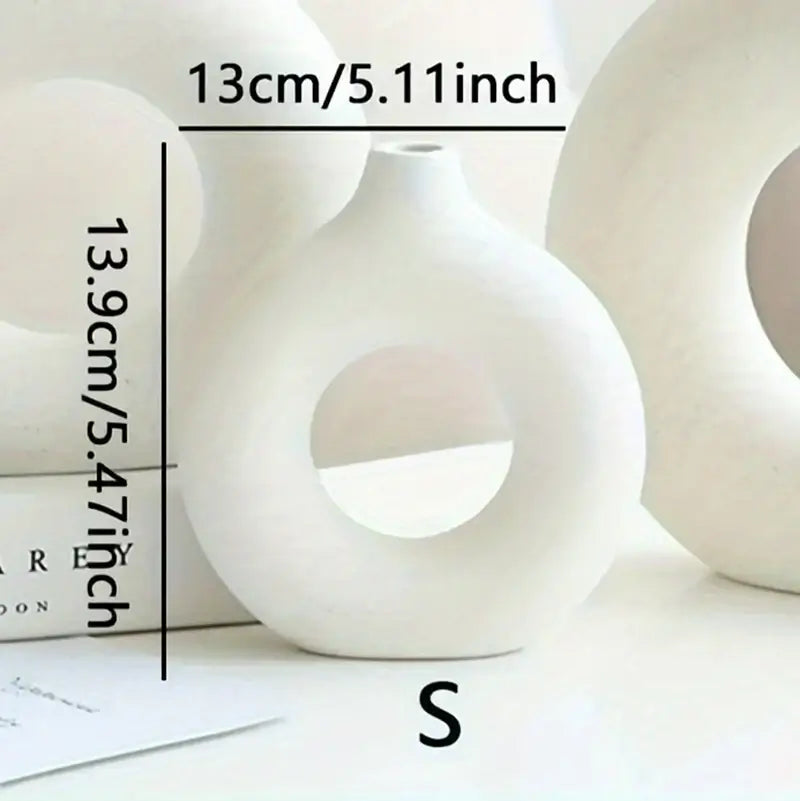 Vase donut en céramique blanc minimaliste de taille S, dimensions 13cm x 13.9cm, parfait pour décoration intérieure et compositions florales