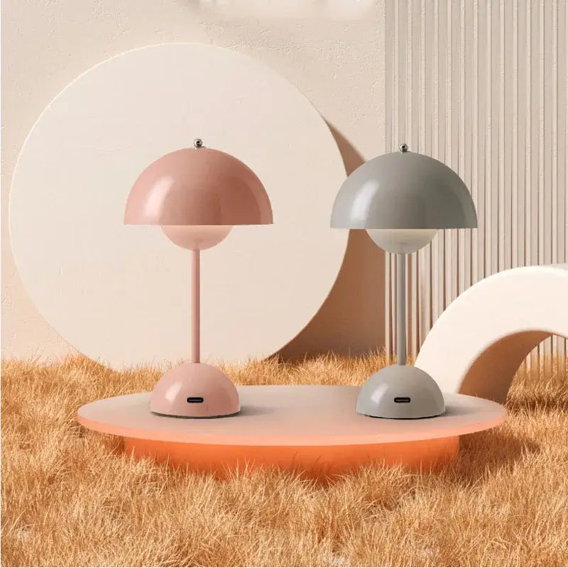 Lampe de table LED design champignon, rose et grise, sur une table ronde orange, éclairage ajustable, recharge via Type-C