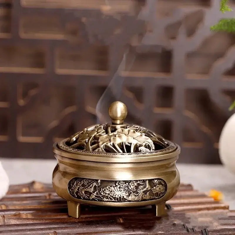 Brûleur d'encens asiatique en zinc avec un design raffiné, parfait pour assainir l'air et créer une atmosphère apaisante dans le salon.