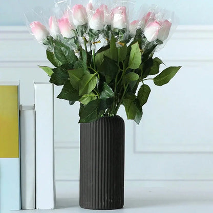 Vase pour plantes et fleurs effet strié en plastique céramique noir avec roses blanches et roses, parfait pour la décoration intérieure.