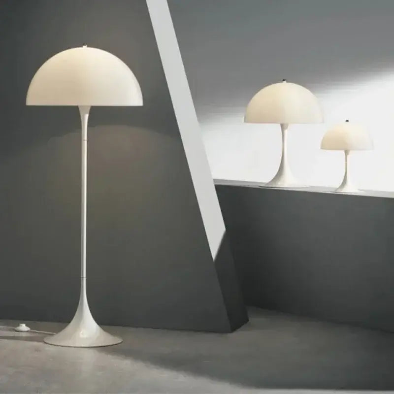 Lampadaire minimaliste LED champignon avec trois tailles différentes pour une ambiance moderne et sophistiquée dans la chambre ou le bureau.