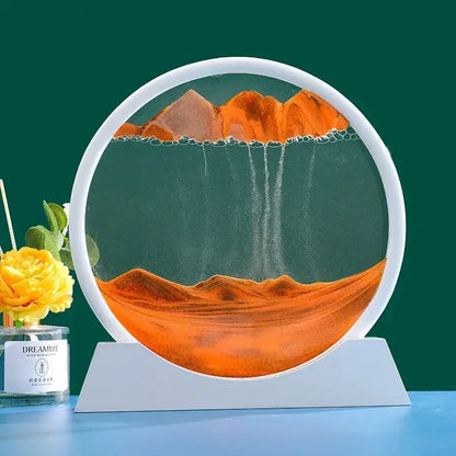 Sablier décoratif circulaire en verre avec du sable orange sur une table bleue, orné de fleurs jaunes et une bougie Dreamfive.