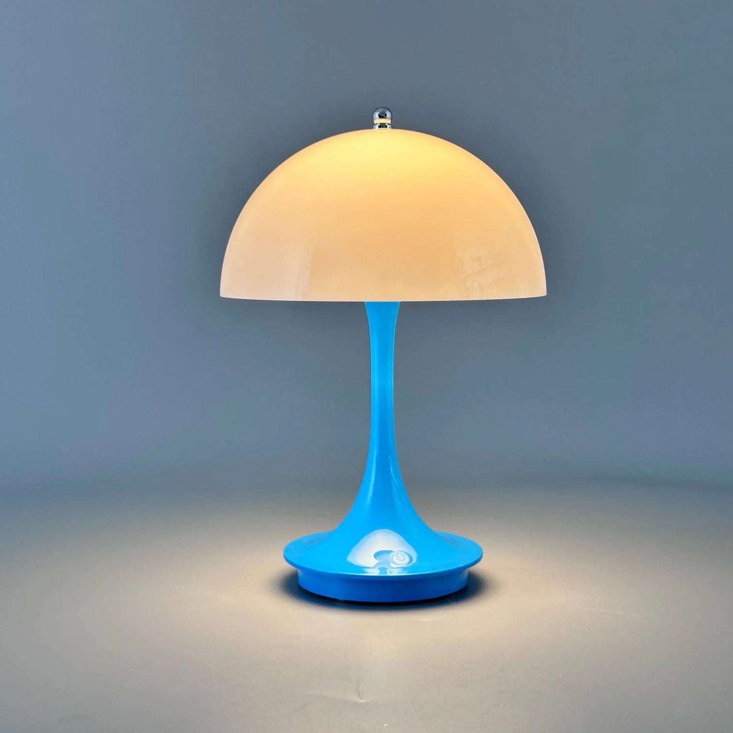 Lampe de table LED fleur moderne avec corps bleu et abat-jour blanc, apportant une touche élégante et apaisante à votre chambre.